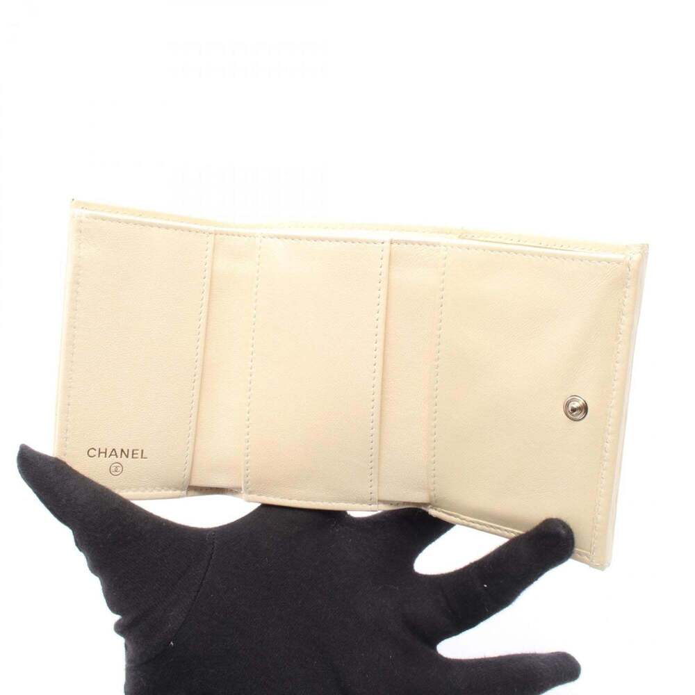 CHANEL White Leather Wallet - Picture 3 of 8